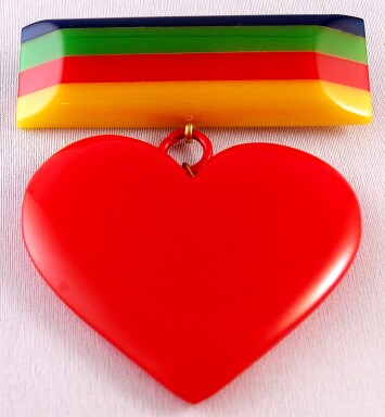 SZ57 Shultz laminated bakelite bar/red heart pin